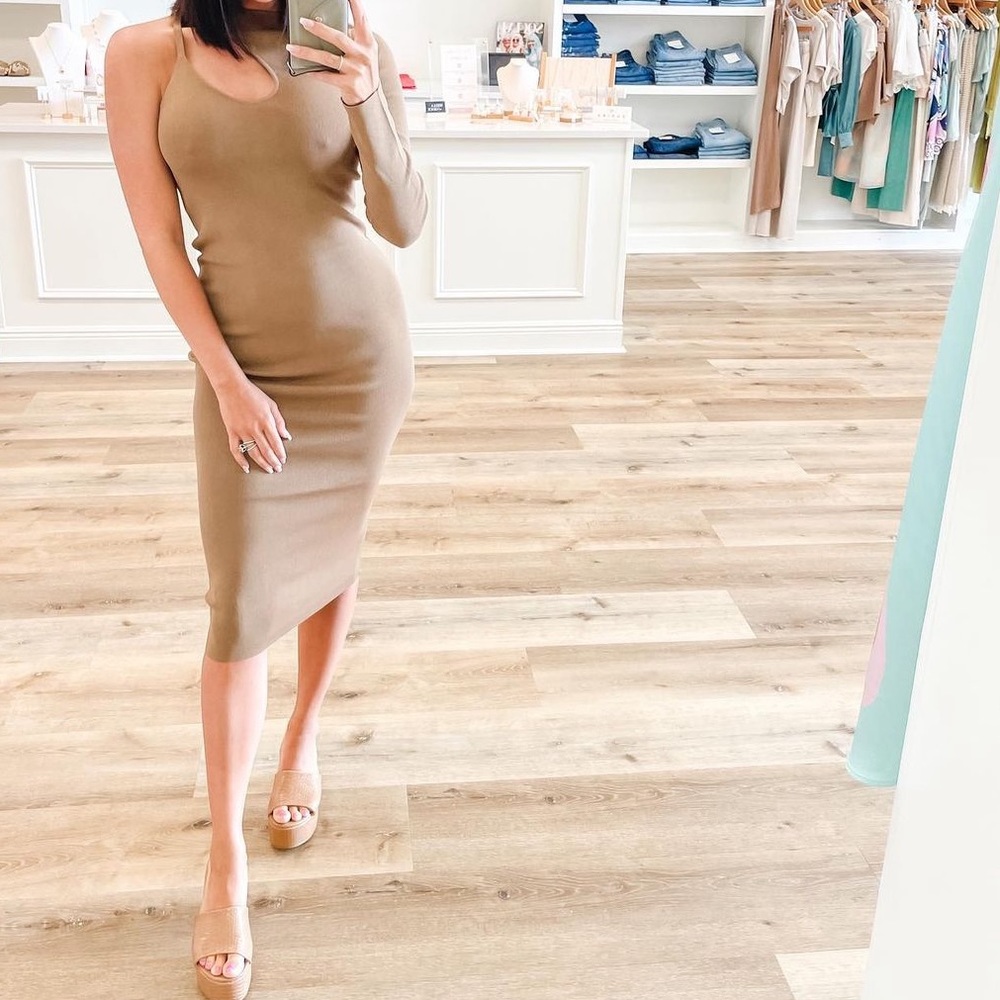 Brand new form fitting dress! Size small, never worn pitches from boutique.